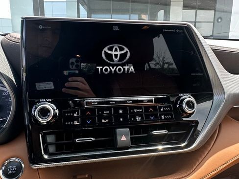 Used 2022 Toyota Highlander Platinum AWD/4WD image 17