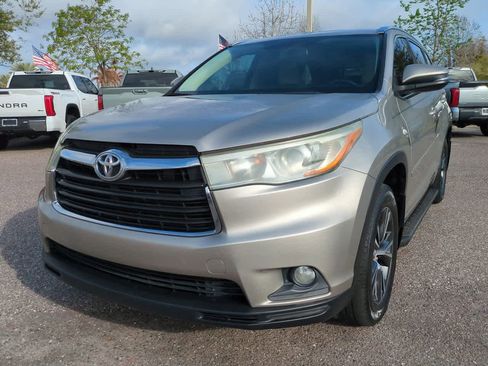 Used 2016 Toyota Highlander XLE image 2