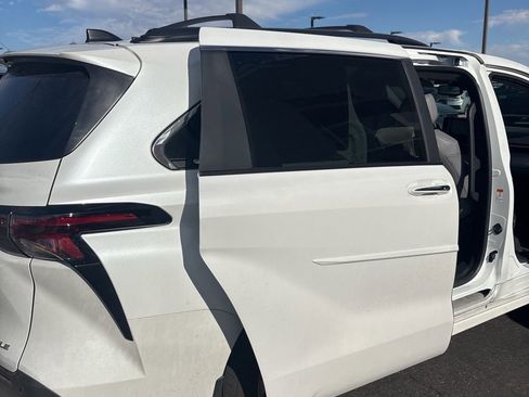 Used 2025 Toyota Sienna XLE w/ XLE Plus Package image 4