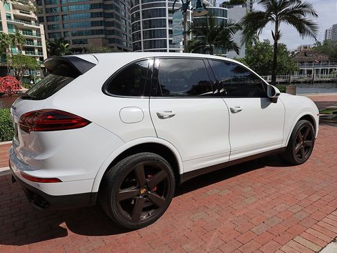 Used 2018 Porsche Cayenne Platinum Edition image 18
