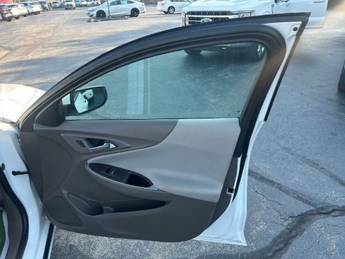 Used 2016 Chevrolet Malibu LT FWD image 9