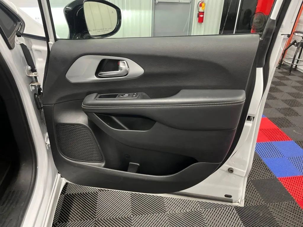 Used 2024 Chrysler Pacifica Limited FWD image 12