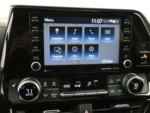 Used 2020 Toyota Highlander XLE image 11