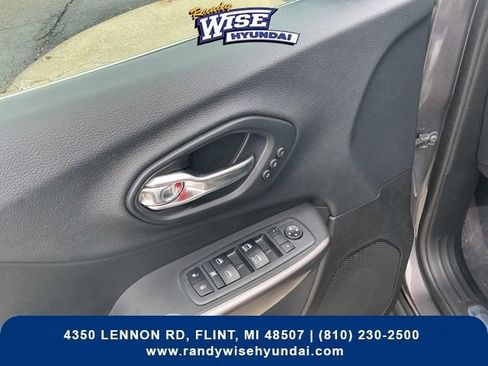 Used 2019 Jeep Cherokee Limited AWD/4WD image 13