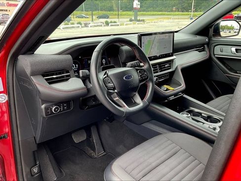 Used 2025 Ford Explorer ST-Line w/ ST-Line Street Pack AWD/4WD image 8