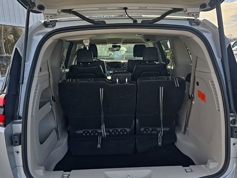 Used 2024 Chrysler Pacifica Touring-L image 9