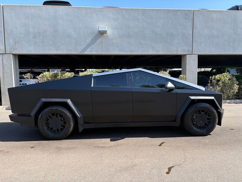 Used 2024 Tesla Cybertruck AWD Crew Cab image 3
