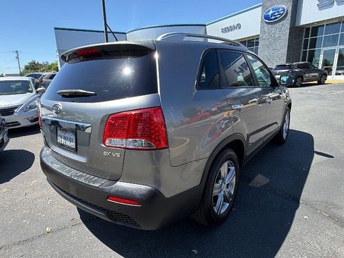 Used 2013 Kia Sorento EX w/ EX V6 Premium Pkg FWD image 4
