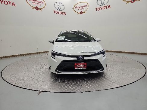 Used 2025 Toyota Corolla XLE FWD image 4