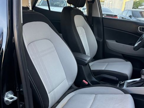 Used 2023 Hyundai Venue SEL image 16