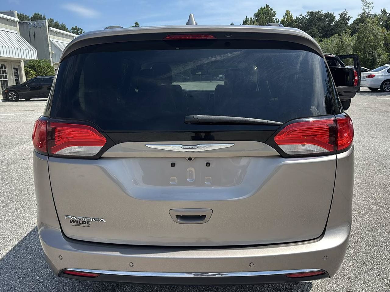 Used 2017 Chrysler Pacifica Touring-L w/ Tire & Wheel Group FWD image 6