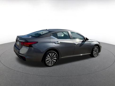 Used 2025 Nissan Altima 2.5 SV FWD image 14