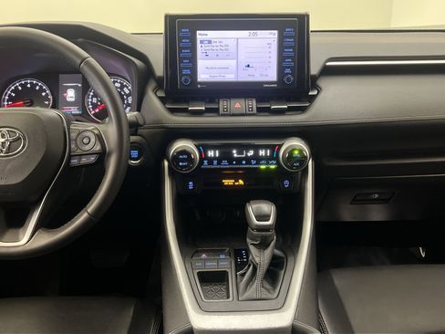 Used 2022 Toyota RAV4 XLE Premium image 31