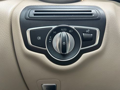 Used 2019 Mercedes-Benz GLC 300 4MATIC image 16