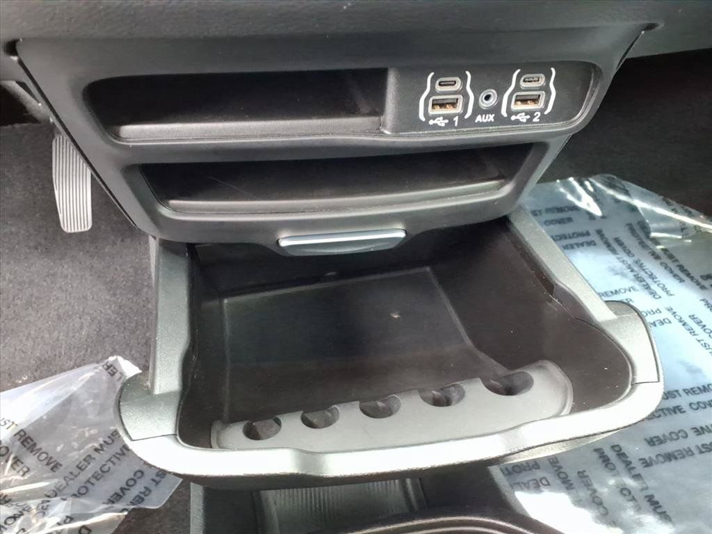 Used 2025 Chrysler Pacifica Select FWD image 12