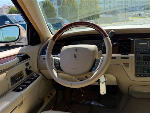 Used 2011 Lincoln Town Car Signature Limited RWD image 26
