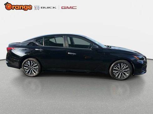Used 2024 Nissan Altima 2.5 SV FWD image 2