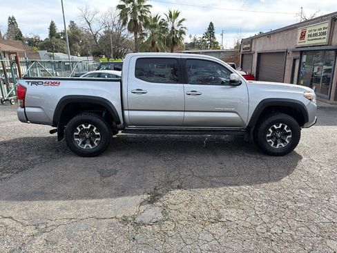 Used 2017 Toyota Tacoma TRD Off-Road w/ Premium & Technology Package AWD/4WD image 7