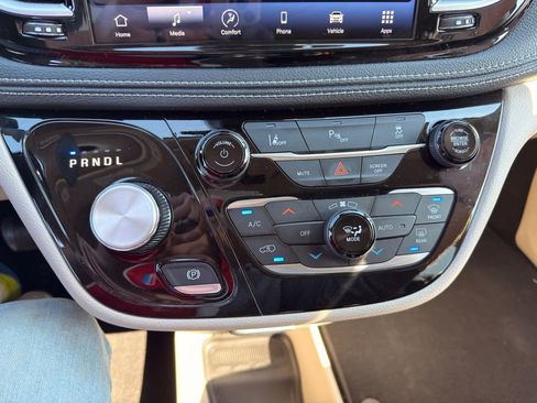 Used 2023 Chrysler Pacifica Touring-L image 25