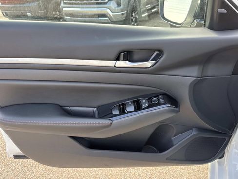 Used 2025 Nissan Altima 2.5 SR image 18