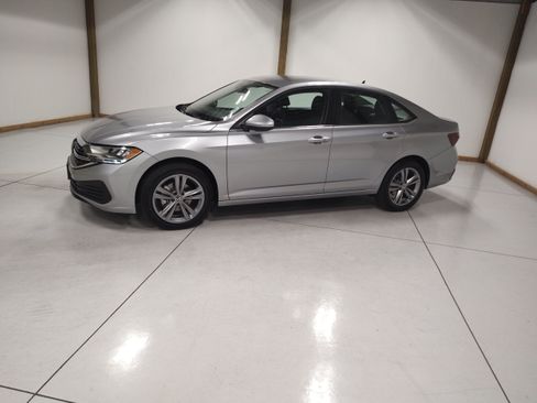 Used 2024 Volkswagen Jetta SE FWD image 4