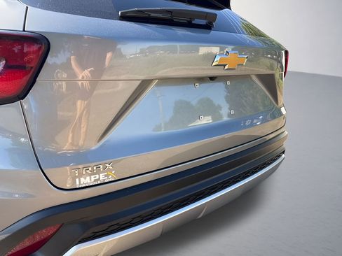 Used 2025 Chevrolet Trax LT w/ LT Convenience Package FWD image 28