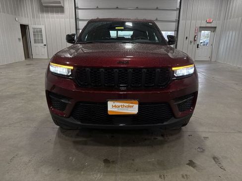 Used 2025 Jeep Grand Cherokee Altitude AWD/4WD image 3