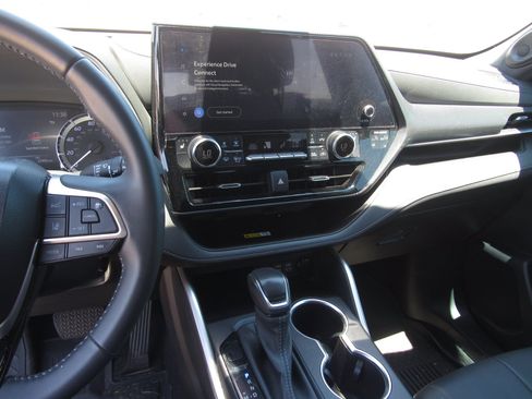 Used 2023 Toyota Highlander XSE FWD image 19