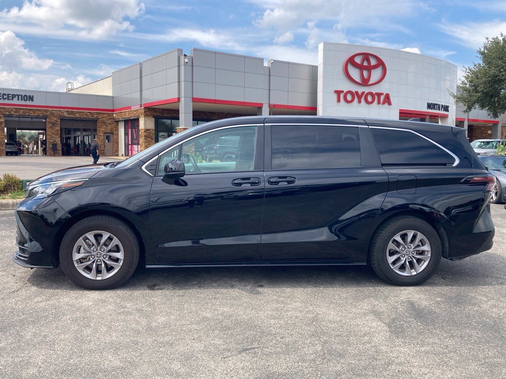 Used 2025 Toyota Sienna LE FWD image 6