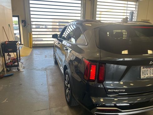 Used 2023 Kia Sorento S w/ Panoramic Sunroof Package FWD image 7