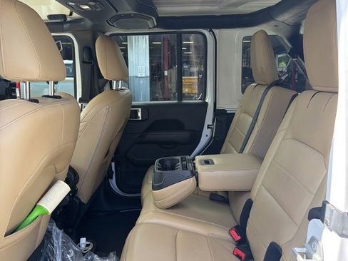 Used 2018 Jeep Wrangler Unlimited Sahara AWD/4WD image 12
