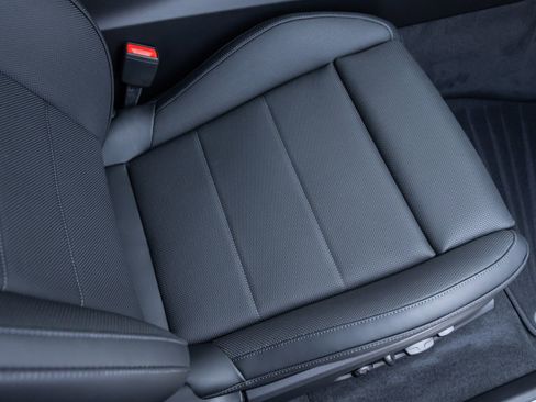 Certified 2025 Porsche Macan 4 Electric image 38