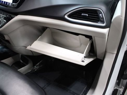 Used 2023 Chrysler Pacifica Touring-L image 25