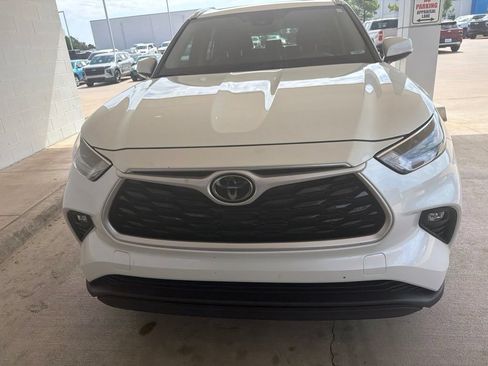Used 2022 Toyota Highlander XLE FWD image 2
