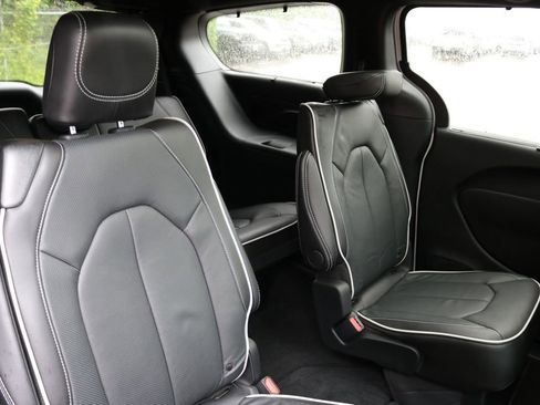 Used 2025 Chrysler Pacifica Limited image 19