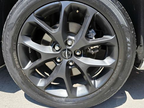 Used 2021 Chrysler Pacifica Touring-L w/ Uconnect Theater Family Group AWD/4WD image 25