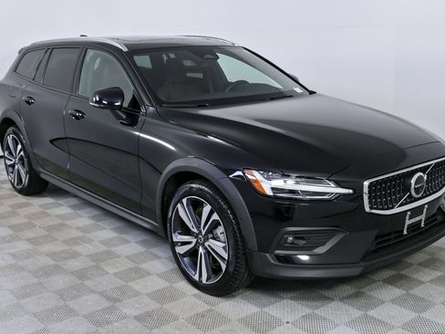 Certified 2025 Volvo V60 B5 Cross Country Plus image 27