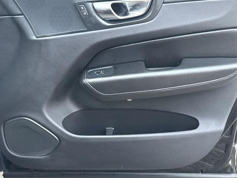 Used 2018 Volvo XC60 T5 Momentum w/ Vision Package image 22