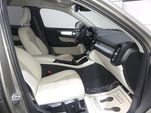Used 2022 Volvo XC40 T5 Momentum image 23