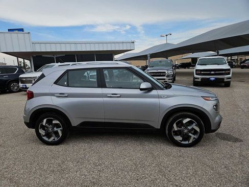 Used 2025 Hyundai Venue SEL image 9