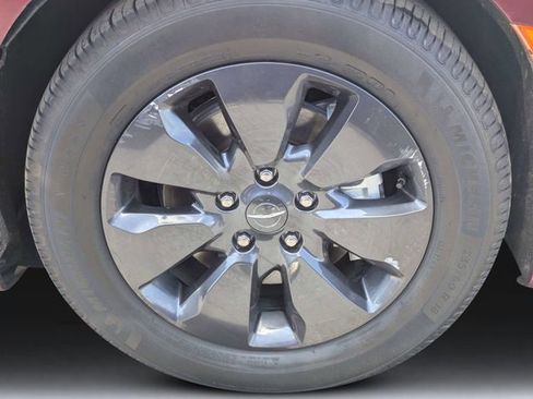 Used 2020 Chrysler Pacifica Limited w/ Advanced Safetytec Group FWD image 9