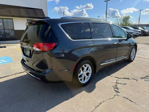 Used 2020 Chrysler Pacifica Touring-L FWD image 17