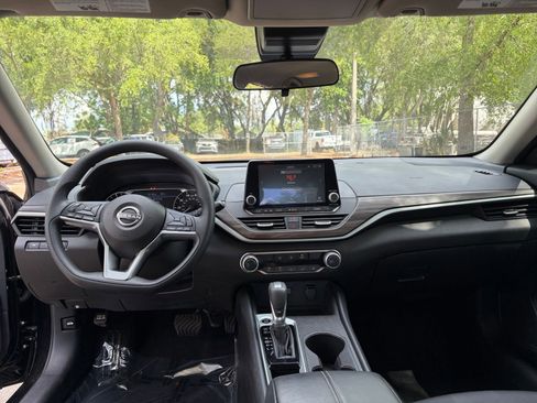 Used 2025 Nissan Altima 2.5 SV image 32