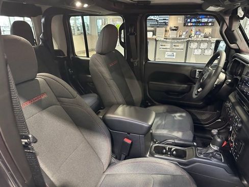 Used 2025 Jeep Gladiator Rubicon w/ Convenience Group image 15