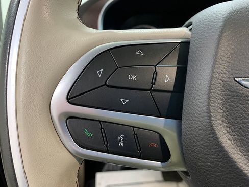 Used 2020 Chrysler Pacifica Limited w/ Tire & Wheel Group image 14