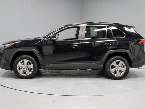 Used 2025 Toyota RAV4 LE AWD/4WD image 8
