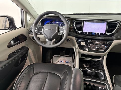 Used 2024 Chrysler Pacifica Limited image 34