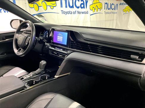 Used 2025 Toyota Camry SE w/ Convenience Package image 14