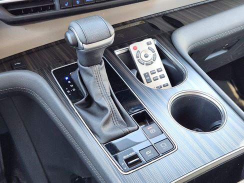 Used 2023 Toyota Sienna Limited image 26