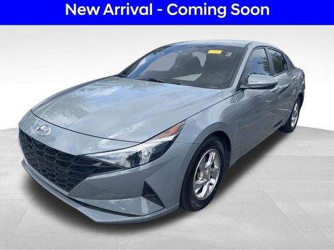 Used 2021 Hyundai Elantra SE image 2